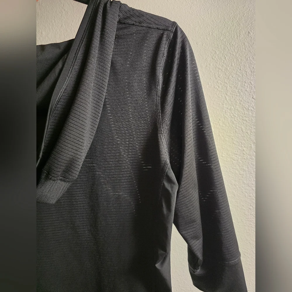 North Face Athletic Black Top 3/4 Sleeve - Picture 6 of 6